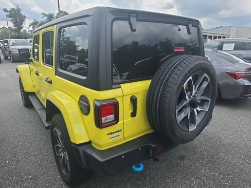 Used 2024 Jeep Wrangler Unlimited w/ Convenience Group AWD/4WD image 2
