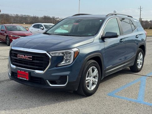 Used 2024 GMC Terrain SLE w/ Driver Convenience Package image 11
