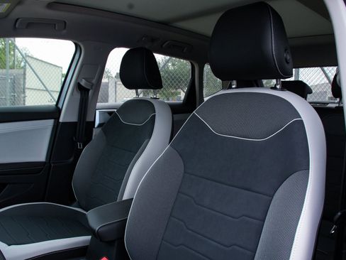 New 2026 Volkswagen Taos SE FWD image 11