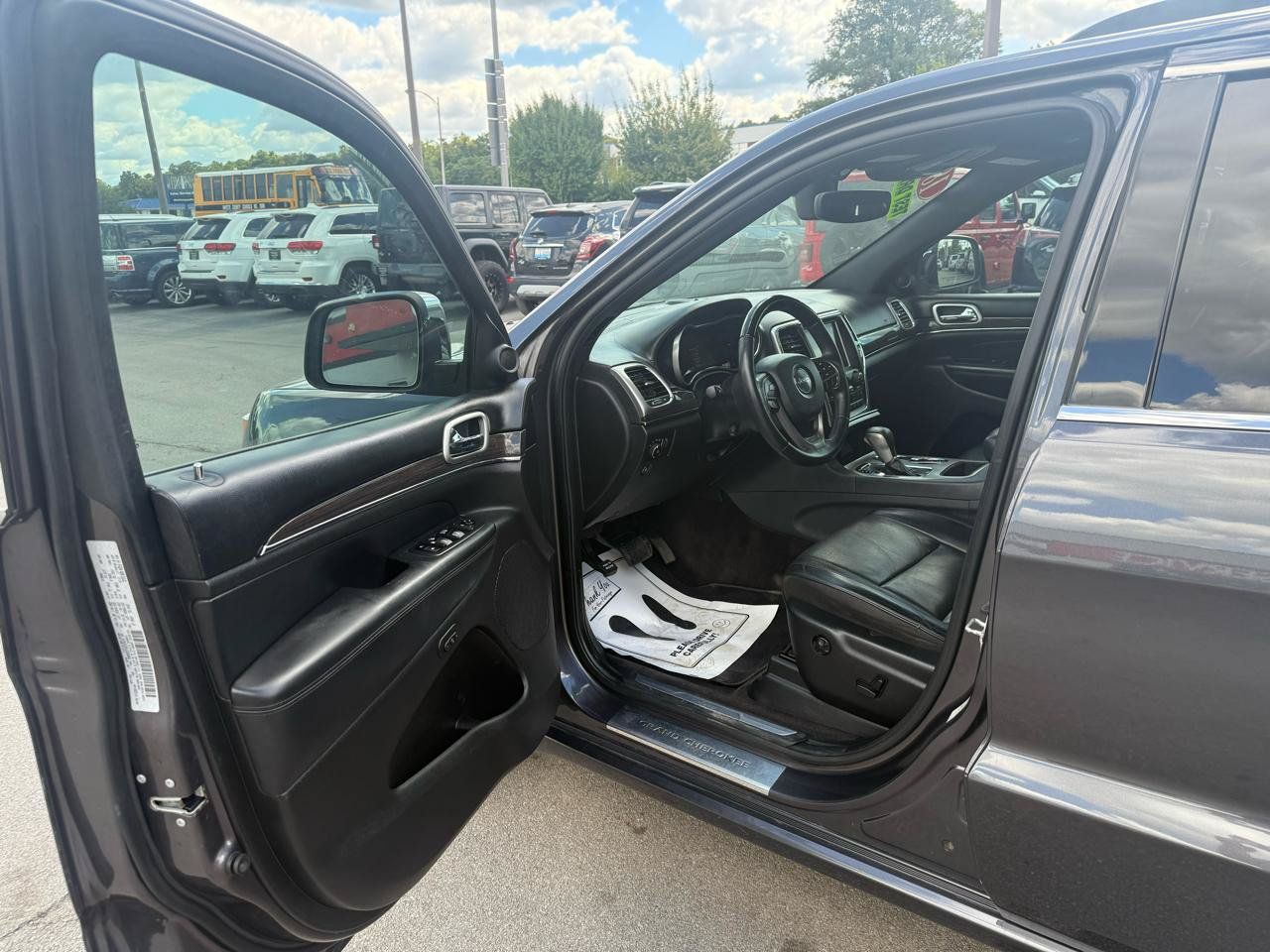 Used 2018 Jeep Grand Cherokee Overland w/ Trailer Tow Group IV RWD image 9