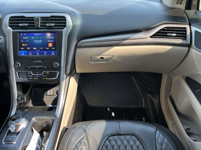 Used 2020 Ford Fusion SE FWD image 18