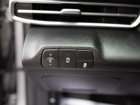 Used 2025 Hyundai Elantra SE image 17