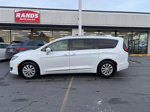 Used 2019 Chrysler Pacifica Touring-L image 15
