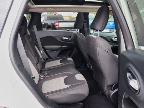 Used 2014 Jeep Cherokee Latitude w/ Comfort/Convenience Group image 29