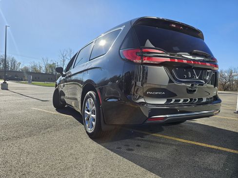 New 2026 Chrysler Pacifica Select image 4