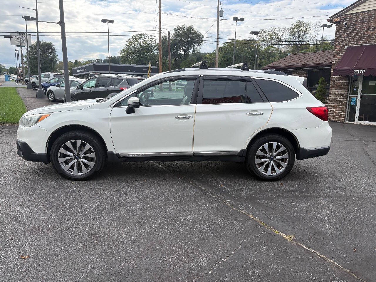 Used 2017 Subaru Outback 3.6R Touring AWD/4WD image 12