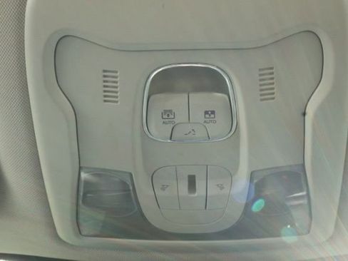 Used 2019 Jeep Renegade Latitude w/ Cold Weather Group image 8