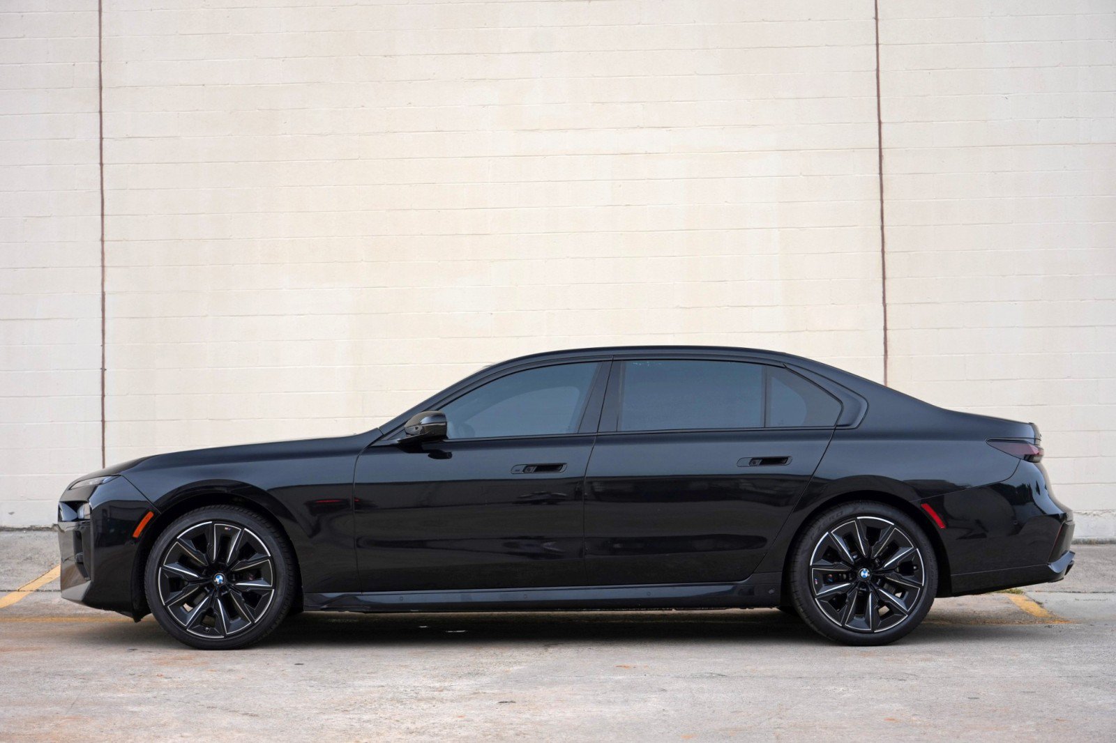 Used 2023 BMW 760i xDrive AWD/4WD image 9
