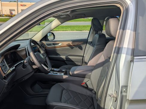 Used 2026 Volkswagen Atlas SE w/ Panoramic Sunroof Package FWD image 17