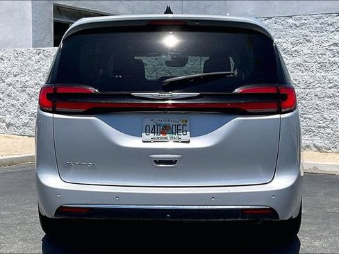 Used 2023 Chrysler Pacifica Touring-L FWD image 3