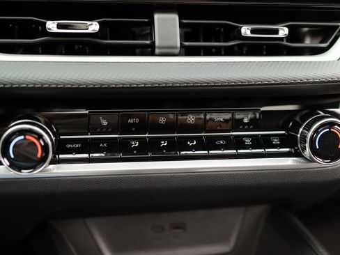 New 2026 Chevrolet Equinox LT w/ Convenience Package II image 17