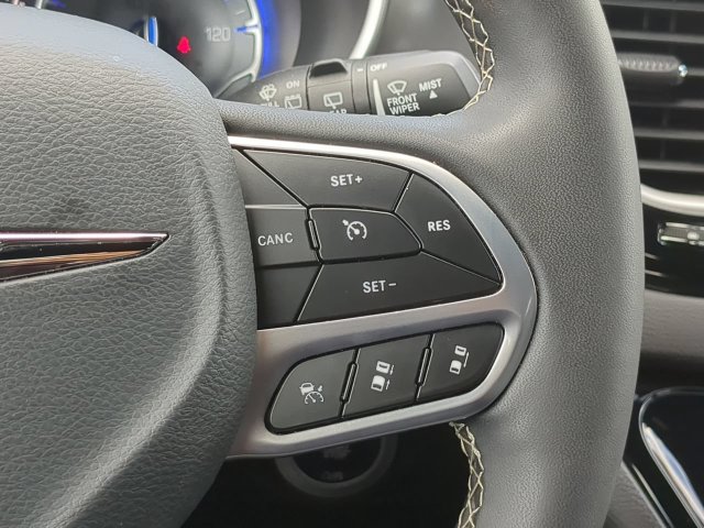 Used 2025 Chrysler Pacifica Select FWD image 30