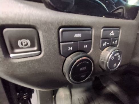 Used 2022 Chevrolet Silverado 1500 LT image 12