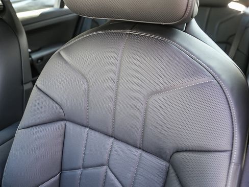 Used 2025 BMW 750e xDrive w/ Premium Package image 20