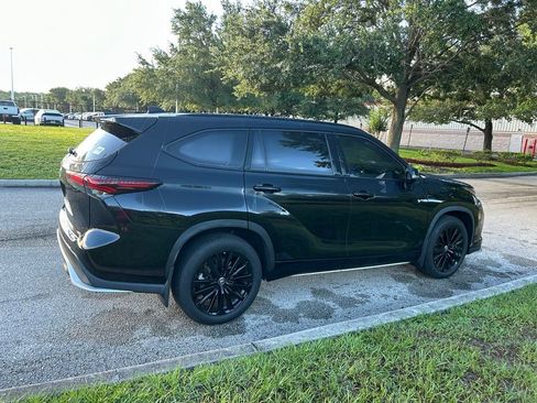 Certified 2024 Toyota Highlander XSE FWD image 6