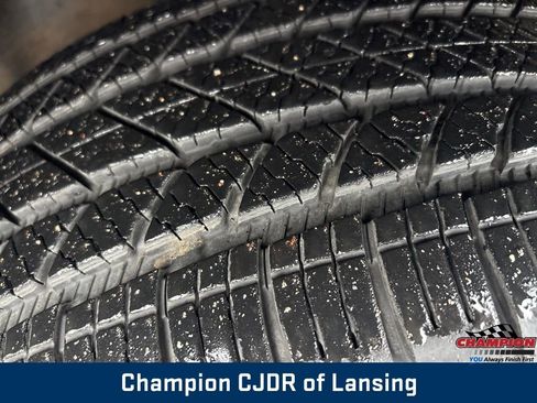 Used 2023 Jeep Grand Cherokee L Laredo image 3