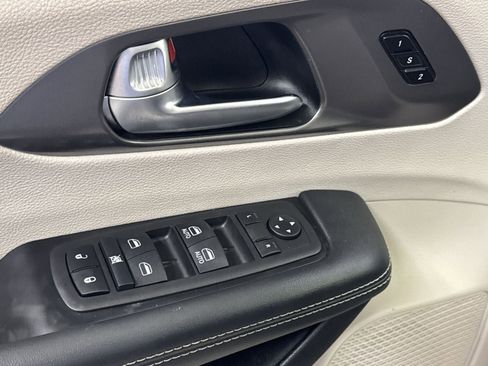 Used 2024 Chrysler Pacifica Select image 19