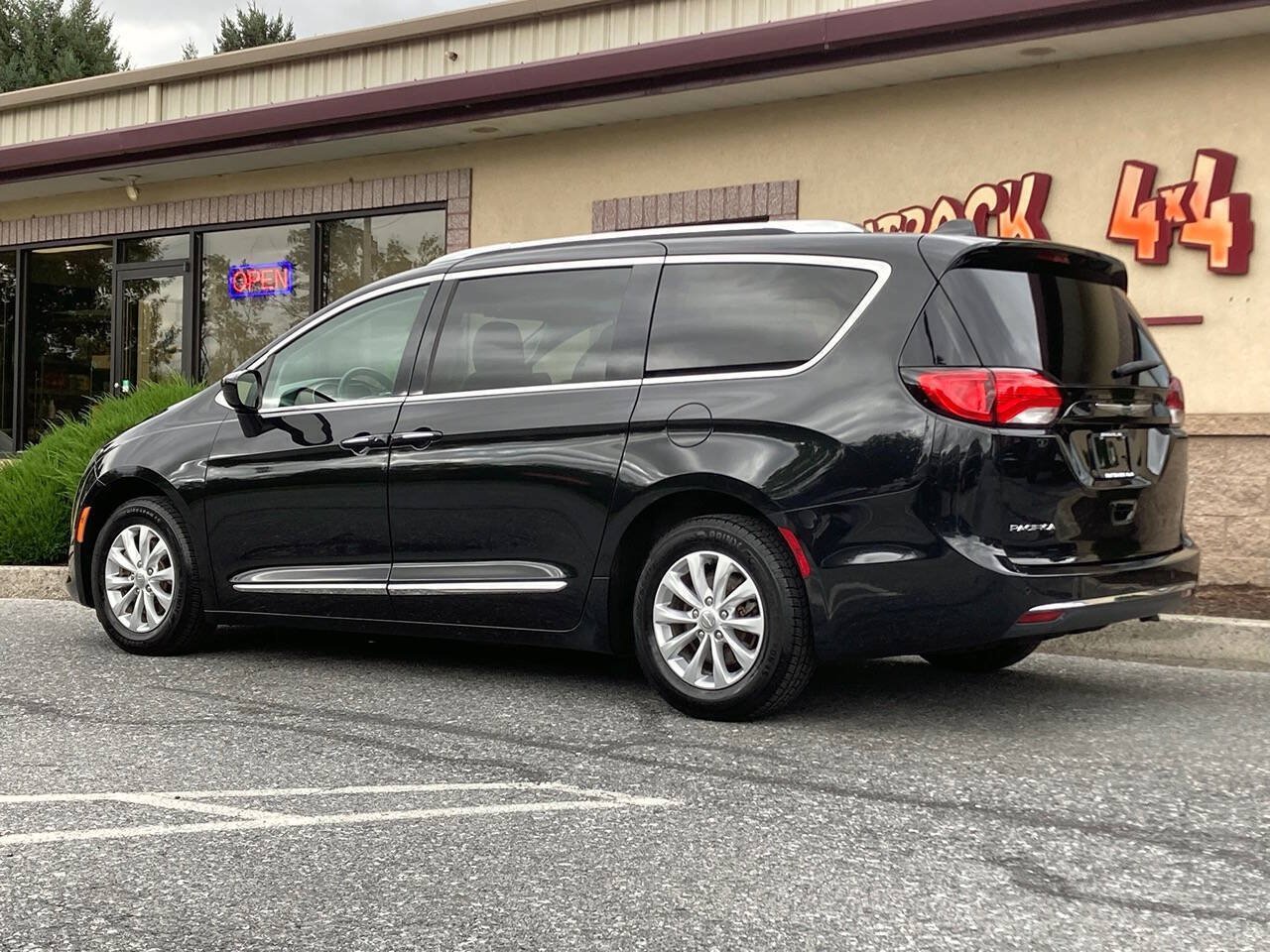 Used 2018 Chrysler Pacifica Touring-L FWD image 4