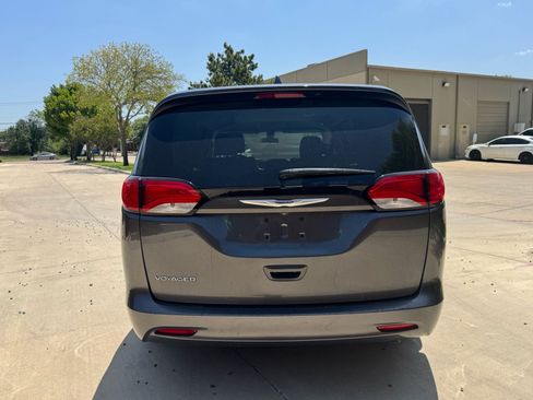 Used 2020 Chrysler Voyager LX FWD image 3