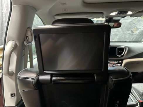 Used 2018 Chrysler Pacifica Limited w/ Tire & Wheel Group FWD image 10