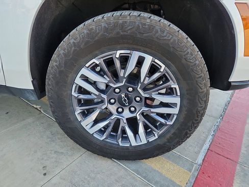 Used 2025 Chevrolet Suburban Z71 image 9