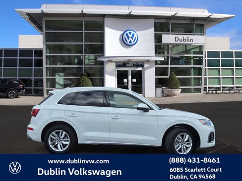 Used 2023 Audi Q5 2.0T Premium w/ Convenience Package image 3