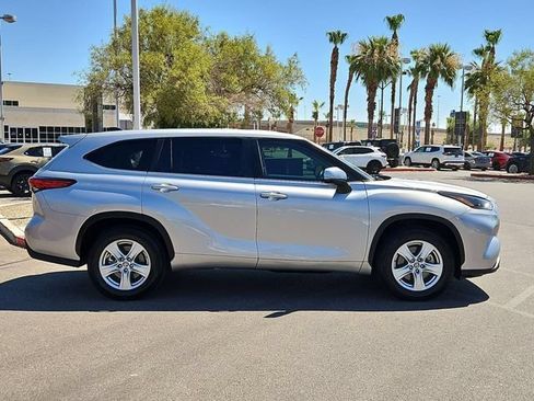 Used 2023 Toyota Highlander LE FWD image 7