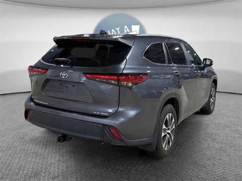 Used 2023 Toyota Highlander XLE image 3