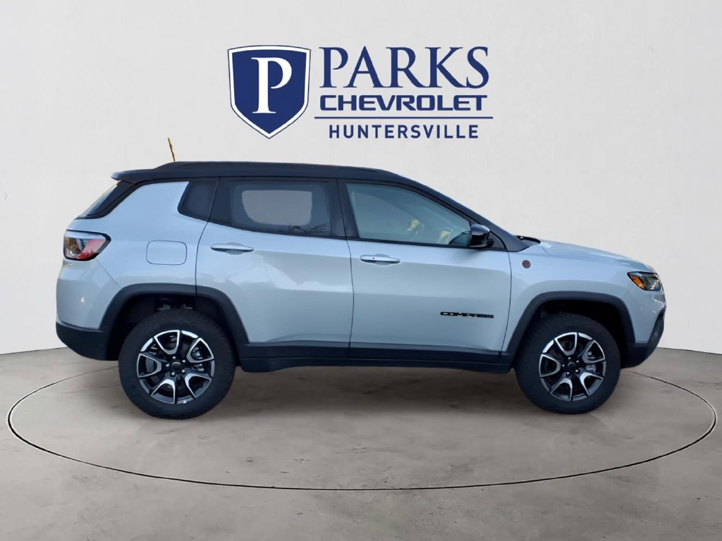 Used 2025 Jeep Compass Trailhawk AWD/4WD image 32
