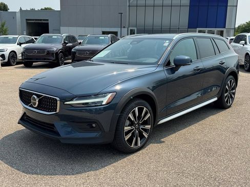 Used 2025 Volvo V60 B5 Cross Country Ultra AWD/4WD image 1