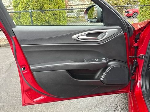 Used 2024 Alfa Romeo Giulia Veloce image 21