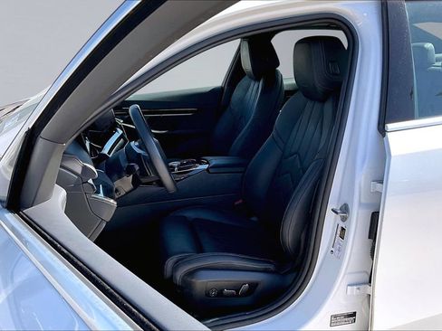 Used 2024 BMW 530i RWD image 3