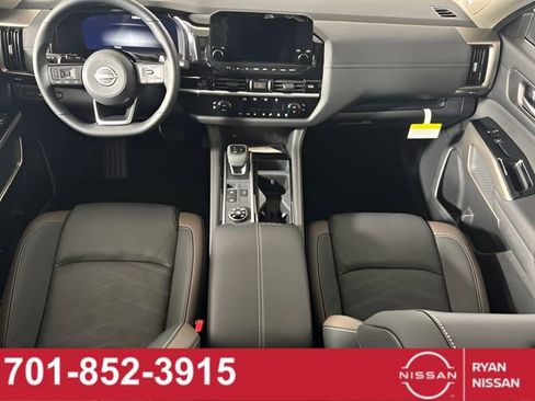 New 2025 Nissan Pathfinder Platinum image 2