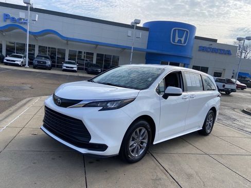 Used 2024 Toyota Sienna LE image 4