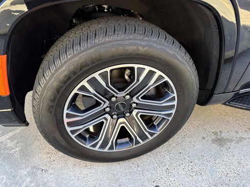 Certified 2025 Jeep Wagoneer 4WD image 4