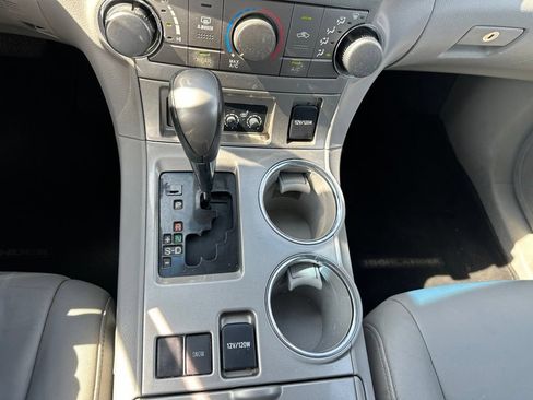 Used 2013 Toyota Highlander SE FWD image 28