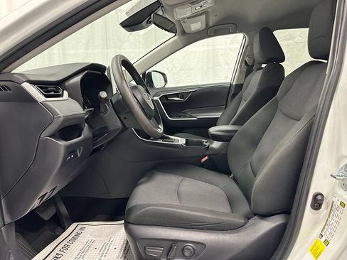 Used 2025 Toyota RAV4 XLE FWD image 14