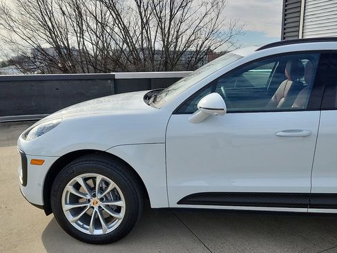 Certified 2025 Porsche Macan image 11