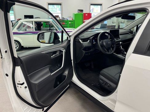 Used 2025 Toyota RAV4 XLE AWD/4WD image 13