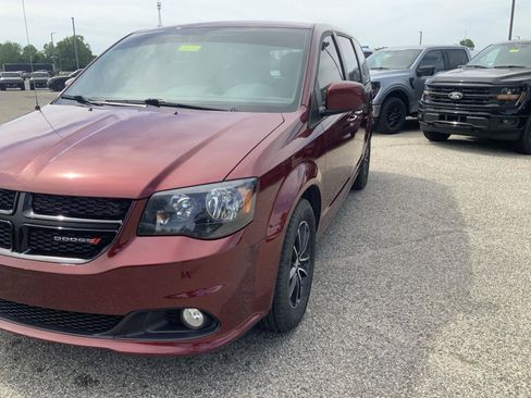 Used 2018 Dodge Grand Caravan SXT w/ Blacktop Package FWD image 11