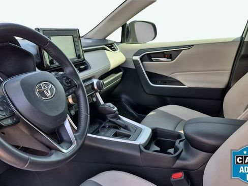 Used 2021 Toyota RAV4 XLE Premium image 9