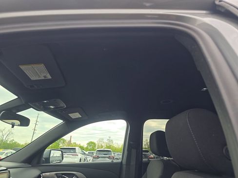 Used 2023 Chevrolet Traverse LT FWD image 14