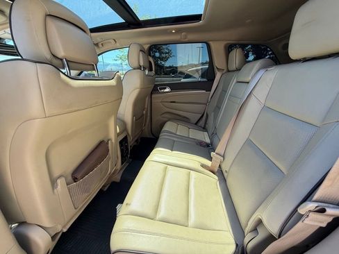 Used 2018 Jeep Grand Cherokee Overland AWD/4WD image 24