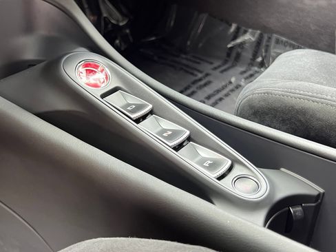 Used 2023 McLaren Artura RWD image 31