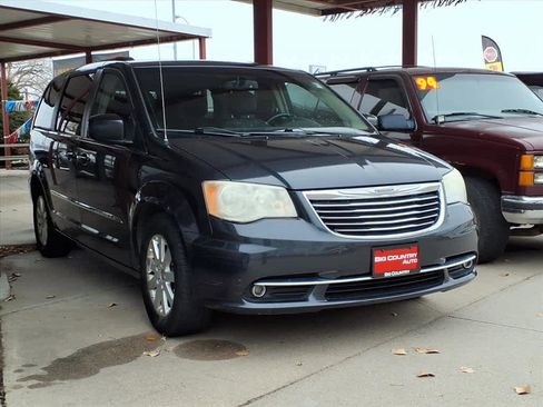 Used 2014 Chrysler Town & Country Touring image 2