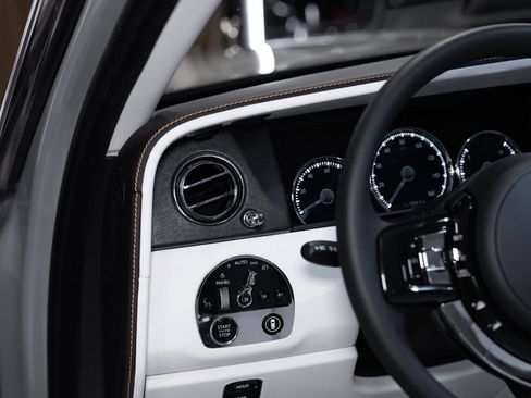 Used 2023 Rolls-Royce Cullinan w/ Cullinan Package image 34