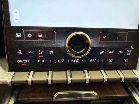 Used 2025 GMC Acadia Denali AWD/4WD image 36