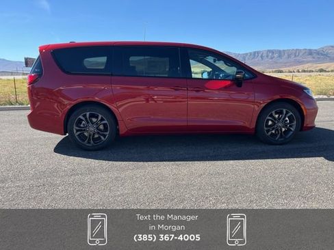 New 2026 Chrysler Pacifica Select image 2