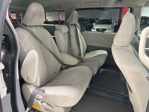 Used 2011 Toyota Sienna LE w/ Towing Pkg image 32