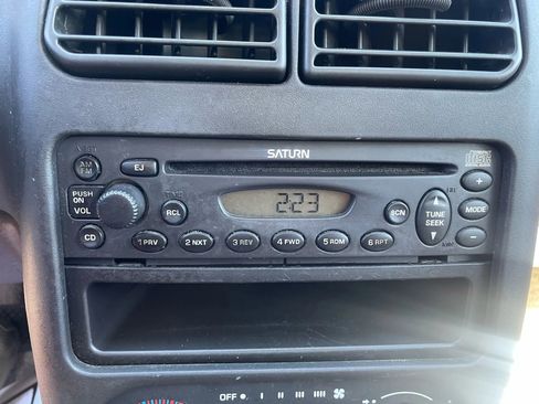 Used 2001 Saturn S-Series SC2 image 17